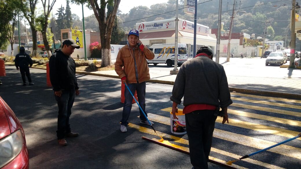 Balizan cruceros peatonales en la capital; piden a automovilistas respetar áreas